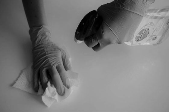 Reguliarus patalpų valymas, Paviršius valomas specialia priemone ir popieriniu rankšluosčiu