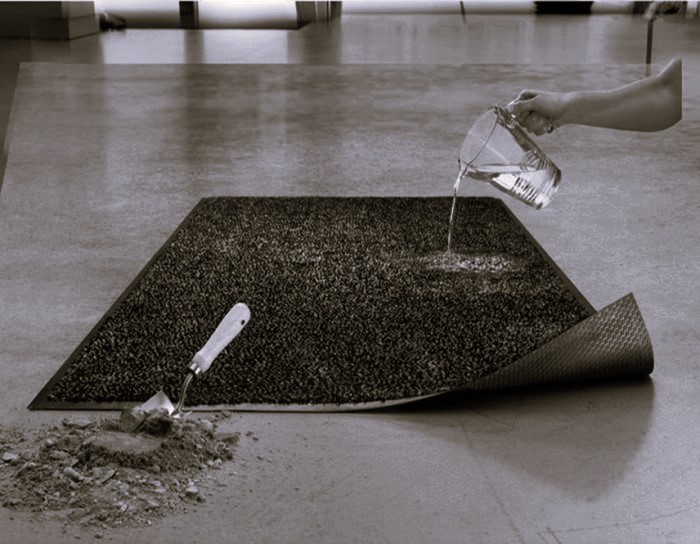 Cleanness_purva_sugeriantys_kilimeliai Vanduo pilamas ant purvą sugeriančio kilimėlio