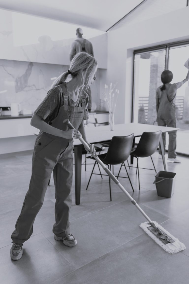 Valymo komanda plauna langus ir grindis, tvarko virtuve